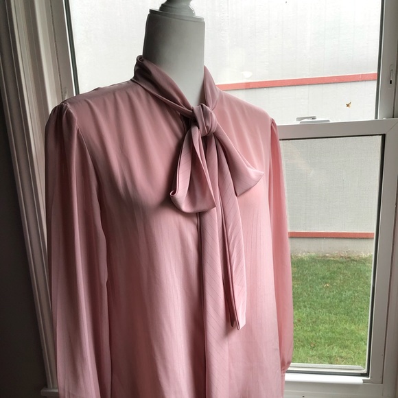 Pink chiffon blouse with attached tie - Picture 2 of 7